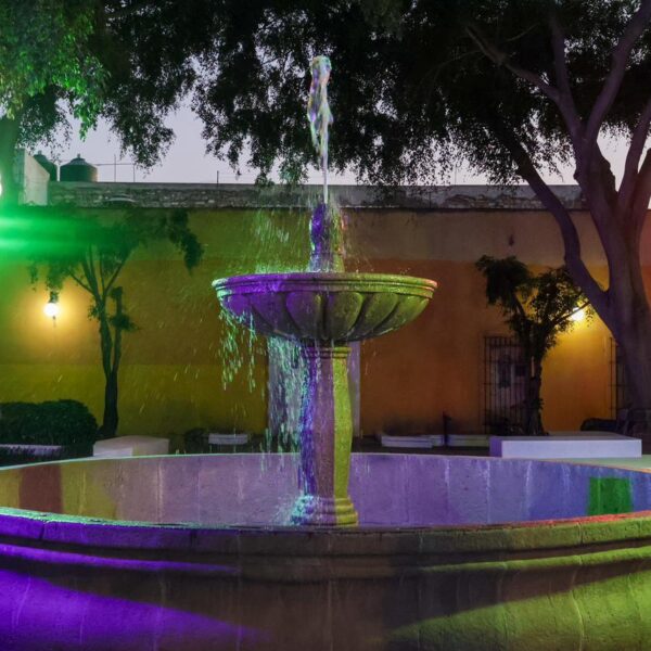 Con luces RGB y nuevas bombas, el Ayuntamiento de Puebla dignifica fuente Colosio.