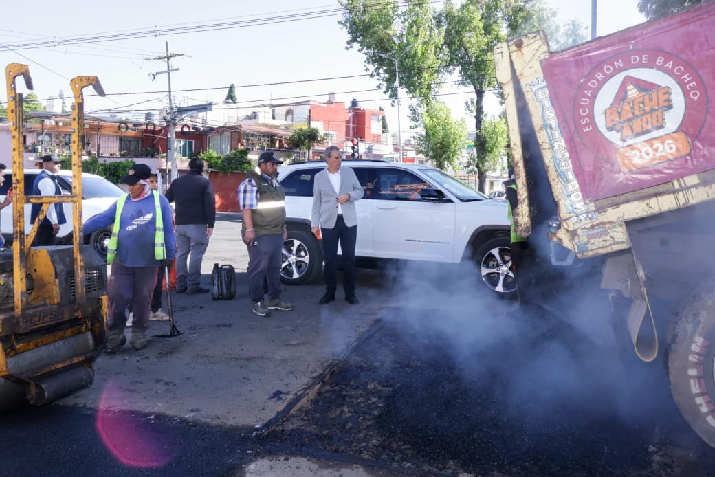 El Gobierno de la Ciudad reforzó las acciones de mantenimiento vial en distintas colonias de Puebla capital como parte de la estrategia #CallesAl100.