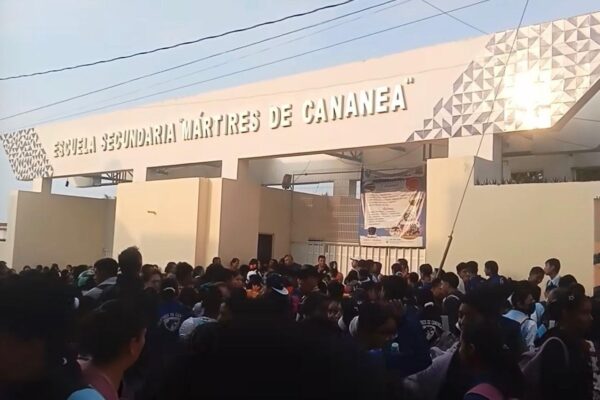 Disputa por "renta clandestina" de canchas desata paro y acusaciones de corrupción en secundaria de Tehuacán.