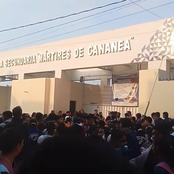 Disputa por "renta clandestina" de canchas desata paro y acusaciones de corrupción en secundaria de Tehuacán.