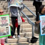 Animalistas vuelven a protestar contra Prueba de Nado Forzado de la BUAP Animalistas en Puebla exigen fin definitivo a pruebas de nado forzado en la BUAP. FOTO: X @MovimientoAP.
