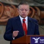 Arturo Zaldívar aclara que funcionarios con licencia ya no tienen fuero y pueden ser procesados. FOTO: EFE.