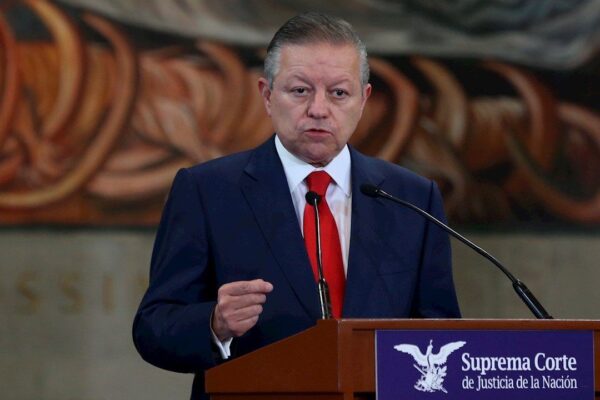 Arturo Zaldívar aclara que funcionarios con licencia ya no tienen fuero y pueden ser procesados. FOTO: EFE.