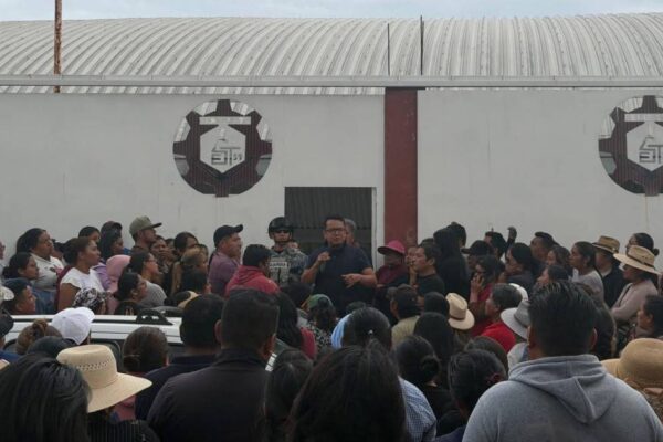 Falsa amenaza de tiroteo provoca evacuación de la Secundaria Técnica 59 en Coronango. FOTO: Puebla en Línea.