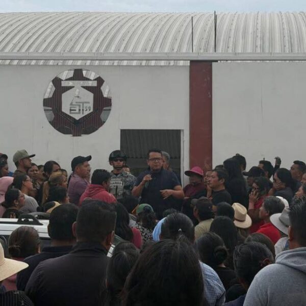 Falsa amenaza de tiroteo provoca evacuación de la Secundaria Técnica 59 en Coronango. FOTO: Puebla en Línea.