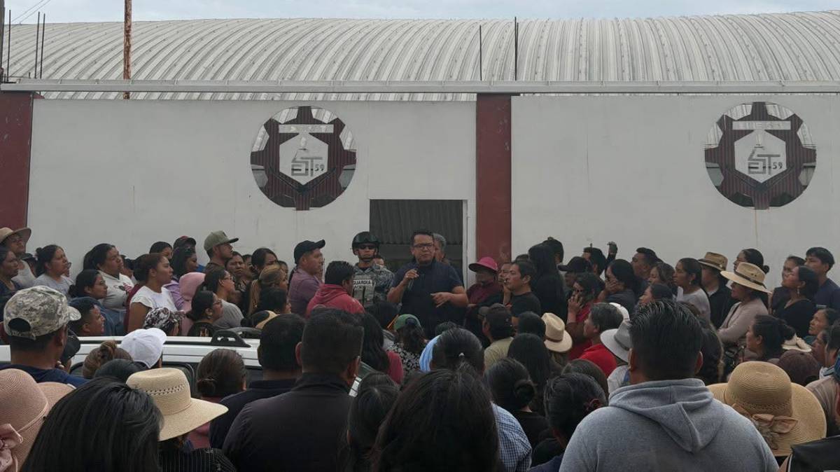 Falsa amenaza de tiroteo provoca evacuación de la Secundaria Técnica 59 en Coronango. FOTO: Puebla en Línea.