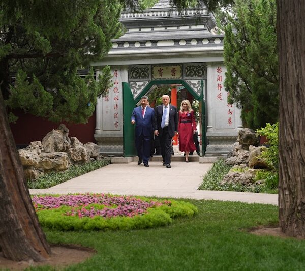 La visita de Donald Trump a China concluyó sin acuerdos de gran impacto en temas clave como comercio, minerales estratégicos o la tensión en Medio Oriente. FOTO: Reuters.