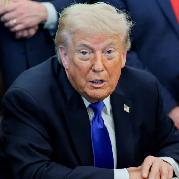 Donald Trump amenazó con “borrar de la faz de la Tierra” a Irán si ataca buques de Estados Unidos en el estrecho de Ormuz. FOTO: Reuters.