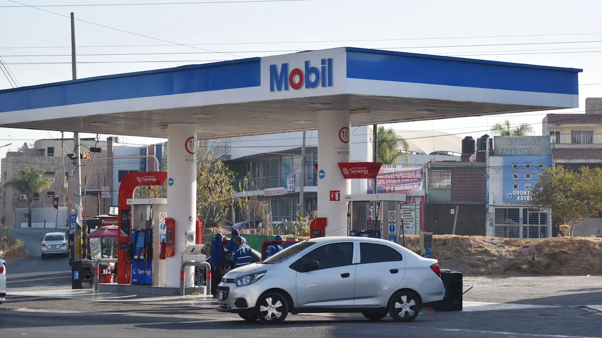 Casi 100 gasolineras de Puebla podrían enfrentar reducción en el suministro de combustible por la sobredemanda hacia Pemex y problemas logísticos derivados de la guerra en Irán. FOTO: Ángulo 7.
