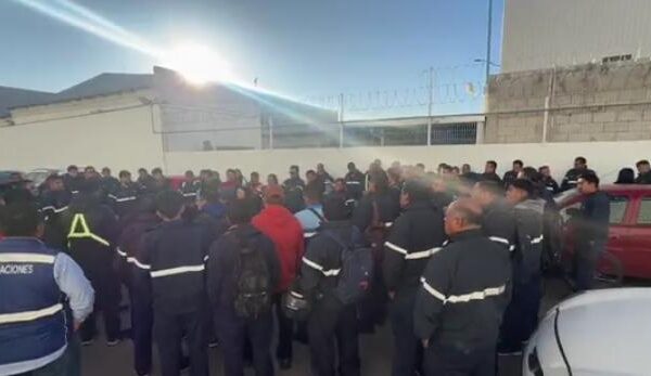 Más de 100 empleados de Danone y Bonafont iniciaron un paro de labores en las plantas de San Lorenzo Almecatla y Sanctorum, Puebla.