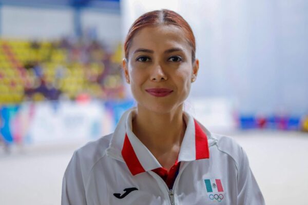 La Federación Mexicana de Gimnasia y el COM destituyeron a Blajaith Aguilar como entrenadora de gimnasia rítmica tras denuncias de presunto maltrato sobre las atletas. FOTO: vía ESTO.