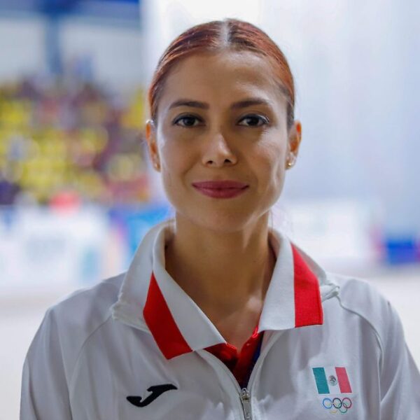 La Federación Mexicana de Gimnasia y el COM destituyeron a Blajaith Aguilar como entrenadora de gimnasia rítmica tras denuncias de presunto maltrato sobre las atletas. FOTO: vía ESTO.