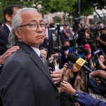La investigación judicial sentenció a Kenneth Iwamasa, asistente personal de Matthew Perry, por suministrarle ketamina. FOTO: AP.