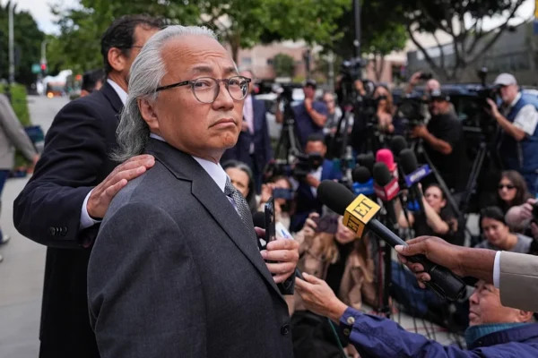 La investigación judicial sentenció a Kenneth Iwamasa, asistente personal de Matthew Perry, por suministrarle ketamina. FOTO: AP.