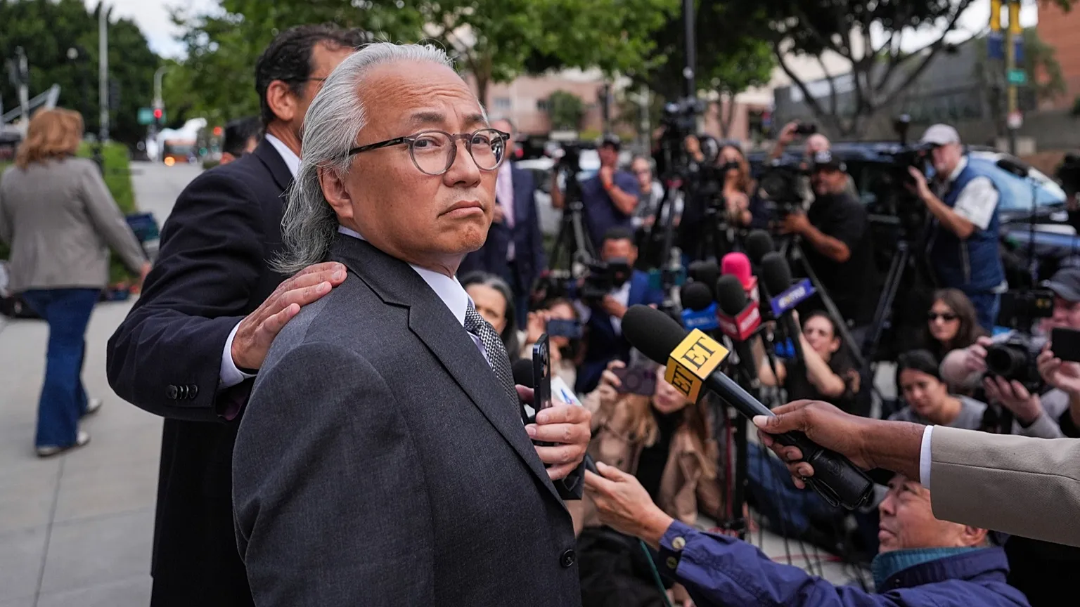 La investigación judicial sentenció a Kenneth Iwamasa, asistente personal de Matthew Perry, por suministrarle ketamina. FOTO: AP.