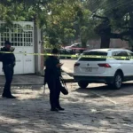 Asesinan a maestro a balazos afuera de su casa en Izúcar de Matamoros Un maestro fue asesinado a balazos en Izúcar de Matamoros cuando salía de su domicilio rumbo a su trabajo. FOTO: El Sol de Puebla.
