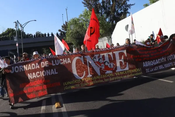 La CNTE realizará una megamarcha este 15 de mayo en la CDMX rumbo al Zócalo capitalino; habrá afectaciones desde temprano. FOTO: Cuartoscuro.
