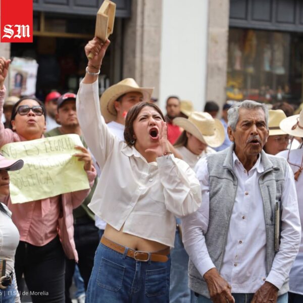 Grecia Quiroz y simpatizantes del Movimiento del Sombrero obligaron al Congreso de Michoacán a abrir una mesa de diálogo en plena discusión de la reforma electoral. FOTO: El Sol de Morelia.