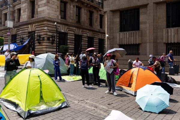 La CNTE instaló un plantón indefinido en inmediaciones del Centro Histórico de la CDMX. FOTO: vía Tribuna.