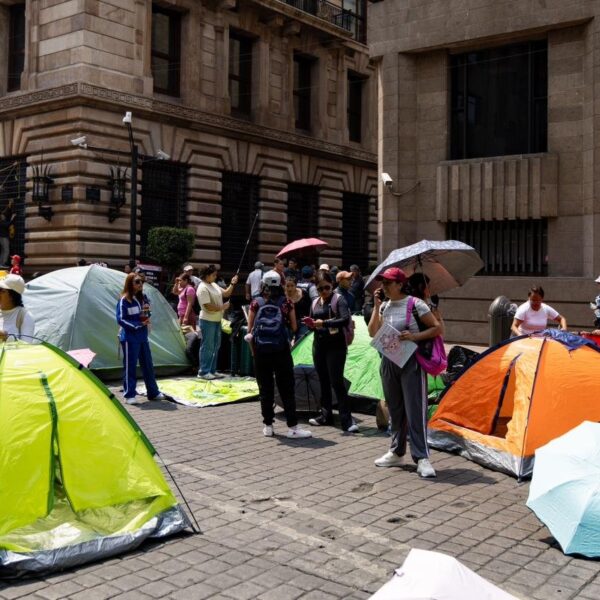 La CNTE instaló un plantón indefinido en inmediaciones del Centro Histórico de la CDMX. FOTO: vía Tribuna.