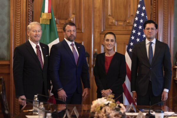 Claudia Sheinbaum recibió en Palacio Nacional al secretario de Seguridad Interior de Estados Unidos, Markwayne Mullin. FOTO: X @Claudiashein.