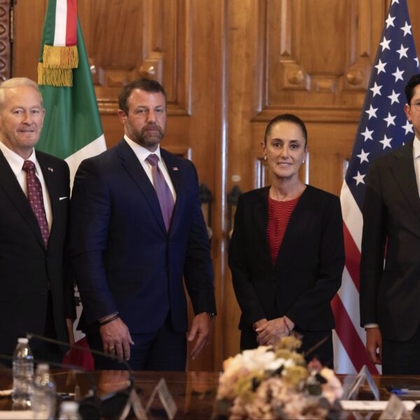 Claudia Sheinbaum recibió en Palacio Nacional al secretario de Seguridad Interior de Estados Unidos, Markwayne Mullin. FOTO: X @Claudiashein.