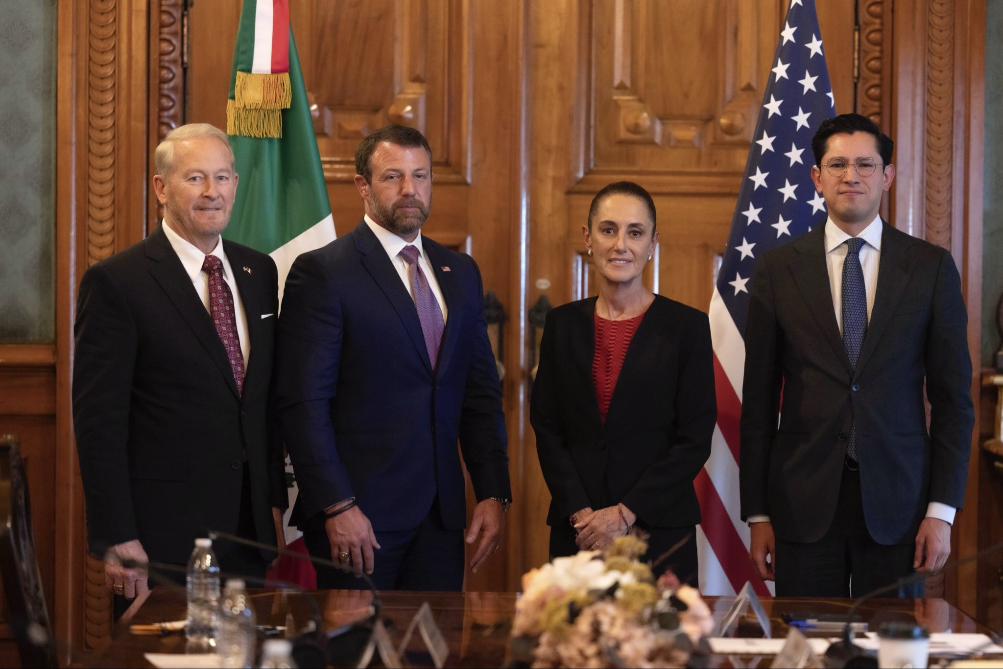 Claudia Sheinbaum recibió en Palacio Nacional al secretario de Seguridad Interior de Estados Unidos, Markwayne Mullin. FOTO: X @Claudiashein.