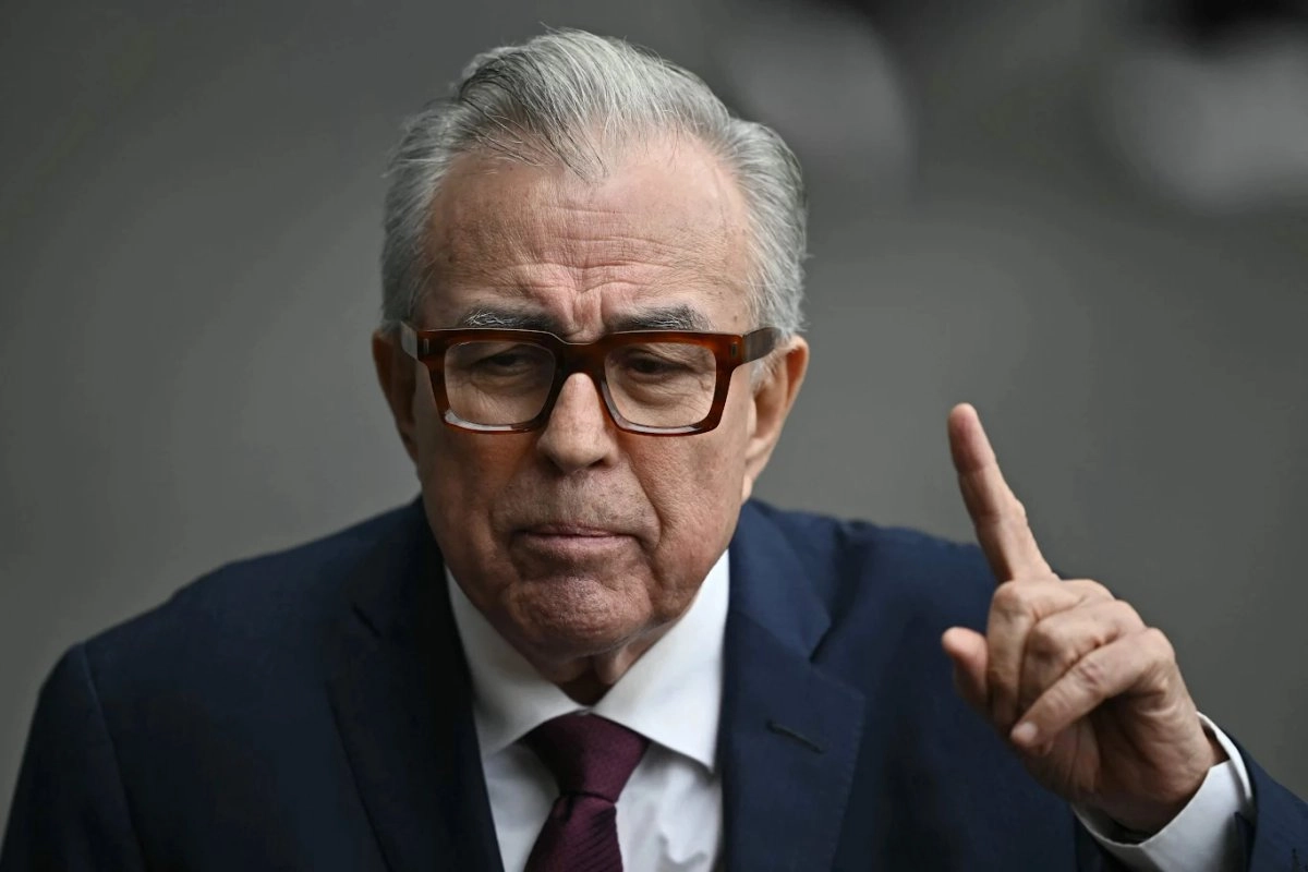 Comparece Rubén Rocha Moya ante la FGR en Culiacán tras acusaciones en Estados Unidos.