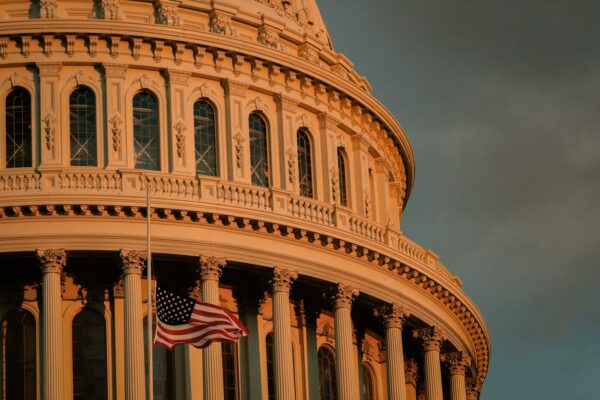 Legisladores demócratas consiguieron avanzar una propuesta para limitar las facultades militares de Trump sobre la guerra en Irán. FOTO: SD News.