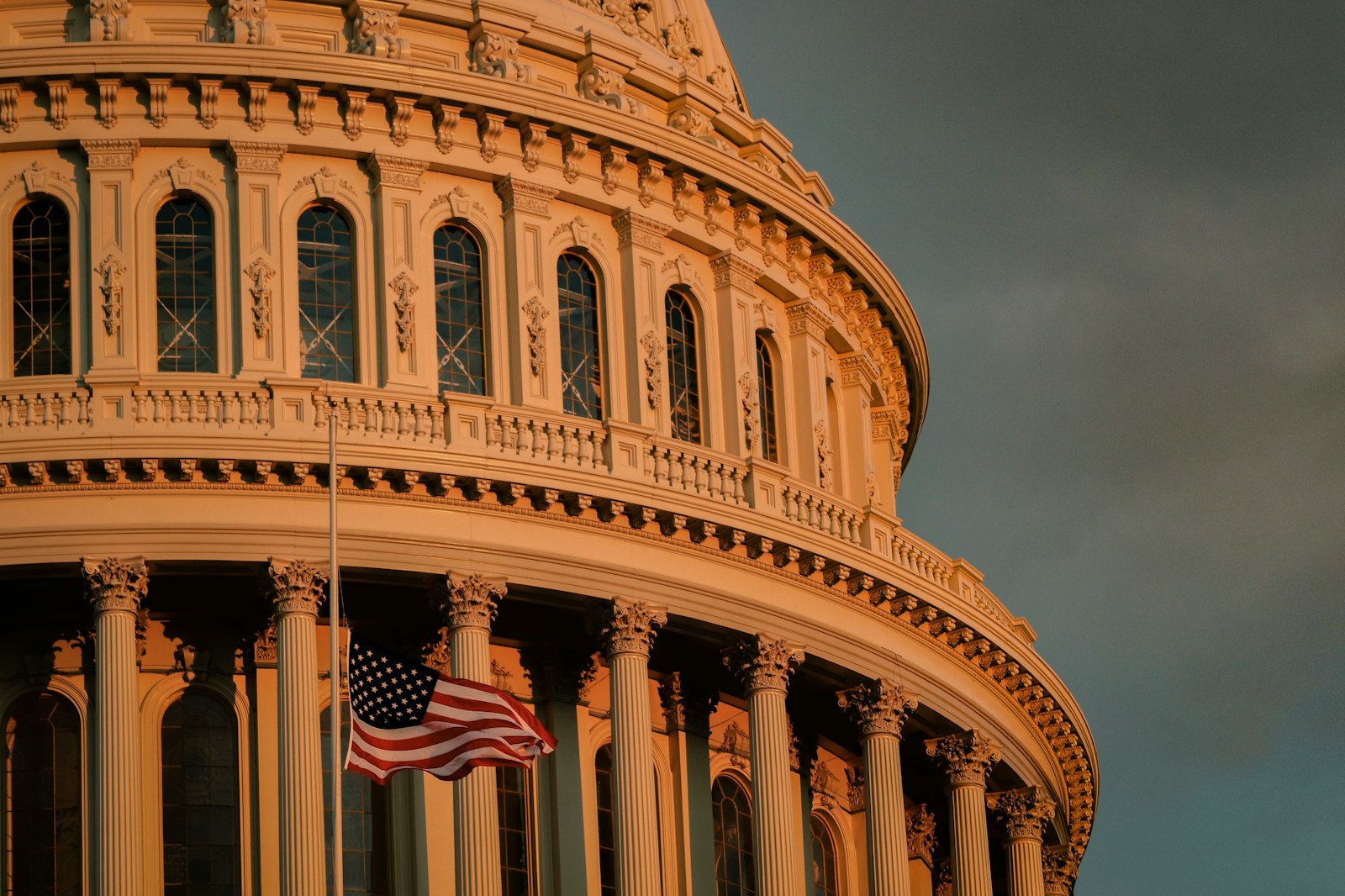 Senado de Estados Unidos avanza resolución para limitar poderes de Trump en la guerra contra Irán