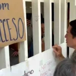 Mario Delgado acudió al IPN para intentar destrabar el conflicto estudiantil que mantiene tomado Canal Once. IMAGEN: Captura de pantalla vía N+.