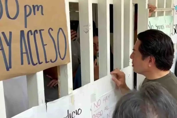 Mario Delgado acudió al IPN para intentar destrabar el conflicto estudiantil que mantiene tomado Canal Once. IMAGEN: Captura de pantalla vía N+.