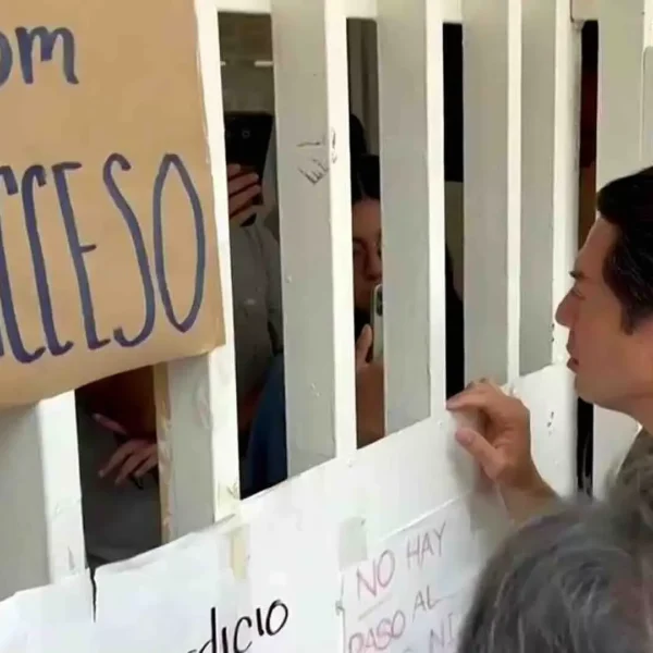 Mario Delgado acudió al IPN para intentar destrabar el conflicto estudiantil que mantiene tomado Canal Once. IMAGEN: Captura de pantalla vía N+.