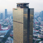 Pemex reportó una reducción de 7 % en su deuda total y un aumento de 40 % en la producción en el primer trimestre de 2026. FOTO: @acerobsv.