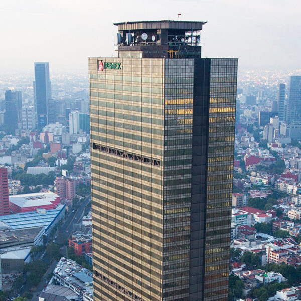 Pemex reportó una reducción de 7 % en su deuda total y un aumento de 40 % en la producción en el primer trimestre de 2026. FOTO: @acerobsv.