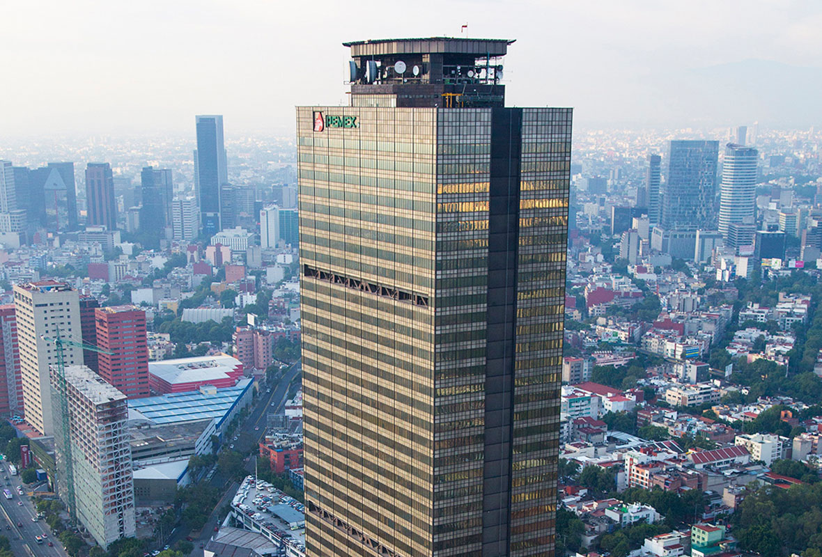 Pemex reportó una reducción de 7 % en su deuda total y un aumento de 40 % en la producción en el primer trimestre de 2026. FOTO: @acerobsv.