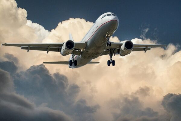 El Hot Sale 2026 ya comienza a generar expectativa entre quienes buscan aprovechar descuentos para viajar por aire. FOTO: Pexels.