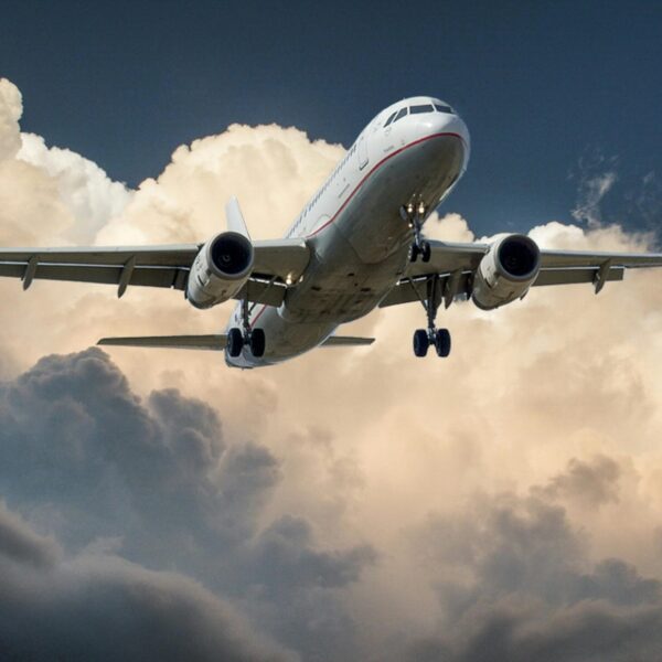 El Hot Sale 2026 ya comienza a generar expectativa entre quienes buscan aprovechar descuentos para viajar por aire. FOTO: Pexels.