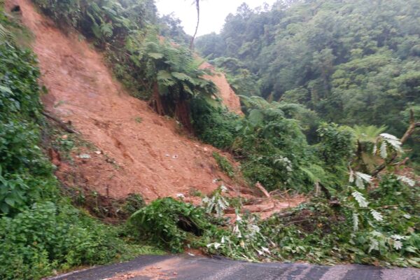 Intensas lluvias en la Sierra Negra provocaron deslaves, el colapso de un puente en Ixtla y el desbordamiento de un río en Cañada Rica.