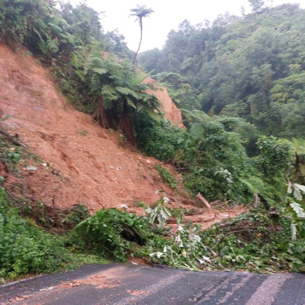 Intensas lluvias en la Sierra Negra provocaron deslaves, el colapso de un puente en Ixtla y el desbordamiento de un río en Cañada Rica.