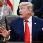 Donald Trump aseguró que el acuerdo para poner fin a la guerra con Irán será firmado este domingo; Teherán rechaza su afirmación. FOTO: REUTERS/Daniel Heuer.