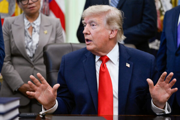 Donald Trump aseguró que el acuerdo para poner fin a la guerra con Irán será firmado este domingo; Teherán rechaza su afirmación. FOTO: REUTERS/Daniel Heuer.