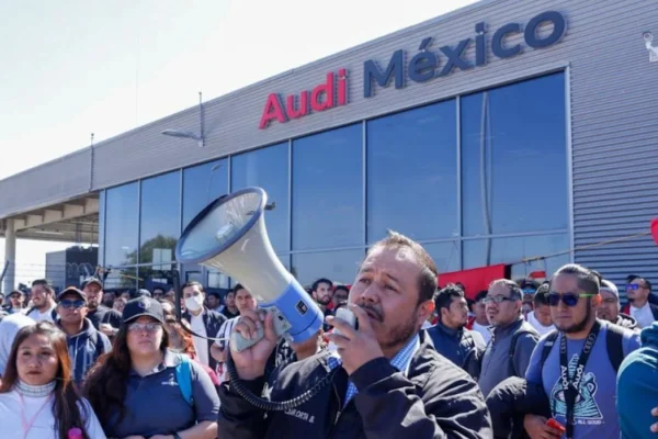 El Sitaudi acordó una prórroga de 10 días con Audi México, frenando el estallido de huelga programado para este martes en San José Chiapa. FOTO: vía Yahoo Noticias.