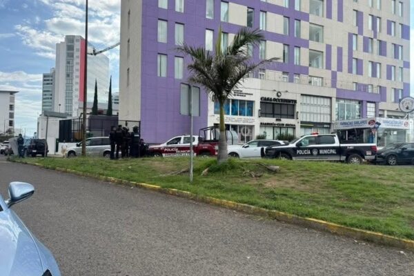 Un presunto robo de autopartes en Home Depot terminó en persecución y presunta balacera hasta la zona de Palmas Plaza. FOTO: vía redes sociales.