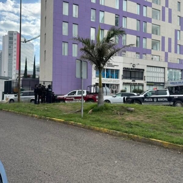 Un presunto robo de autopartes en Home Depot terminó en persecución y presunta balacera hasta la zona de Palmas Plaza. FOTO: vía redes sociales.