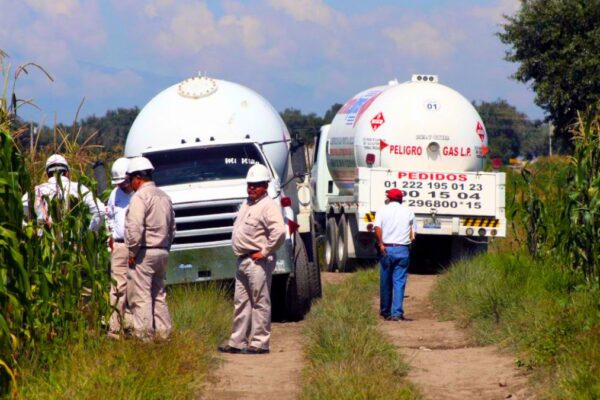 En Puebla, el robo de gas LP evolucionó a la clonación de pipas: grupos criminales falsifican unidades, QR y logotipos para simular legalidad. FOTO: vía Ángulo 7.