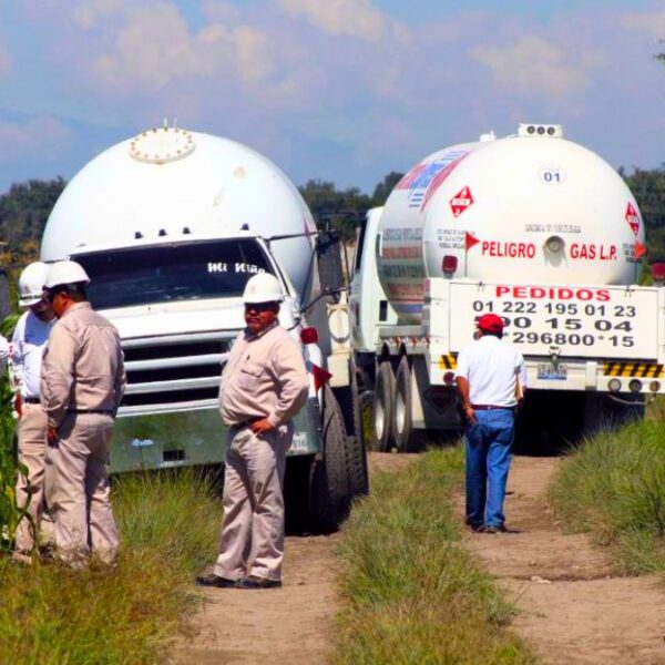 En Puebla, el robo de gas LP evolucionó a la clonación de pipas: grupos criminales falsifican unidades, QR y logotipos para simular legalidad. FOTO: vía Ángulo 7.