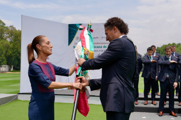 “La patria confía en ustedes”: Claudia Sheinbaum abanderó al Tricolor de cara al arranque del Mundial 2026. FOTO: Presidencia.