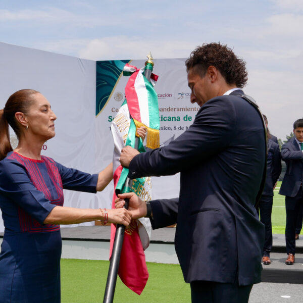 “La patria confía en ustedes”: Claudia Sheinbaum abanderó al Tricolor de cara al arranque del Mundial 2026. FOTO: Presidencia.