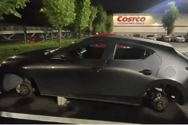 Un automovilista denunció el robo de los cuatro neumáticos de su vehículo en el estacionamiento de Costco.